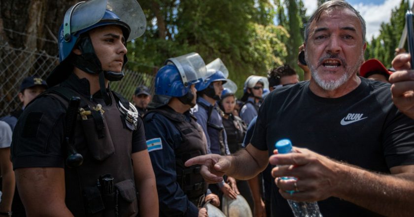 La Policía y un enrejado le impidieron a la CTA Autónoma llegar a Lago Escondido: «Los verdaderos usurpadores de la Argentina son los Lewis, los Benetton, los Zorreguieta»