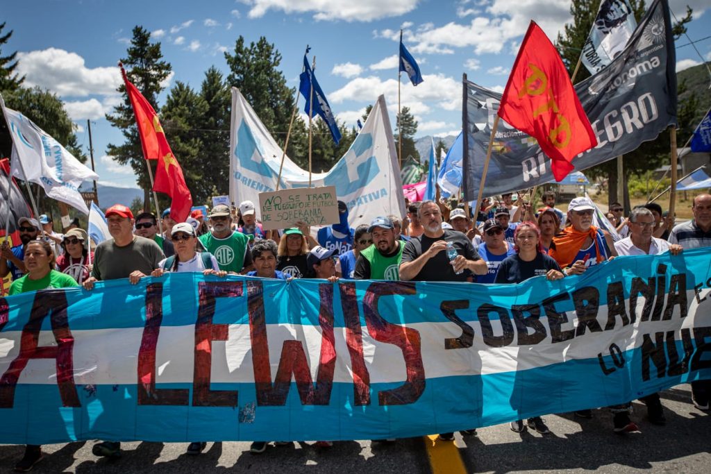 La Policía y un enrejado le impidieron a la CTA Autónoma llegar a Lago Escondido: "Los verdaderos usurpadores de la Argentina son los Lewis, los Benetton, los Zorreguieta"