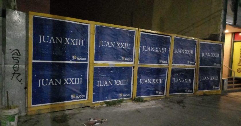 «JUAN XXIII», los carteles de La Rucci que cubrieron las paredes de Mar del Plata para apuntalar la candidatura presidencial de Juan Manzur