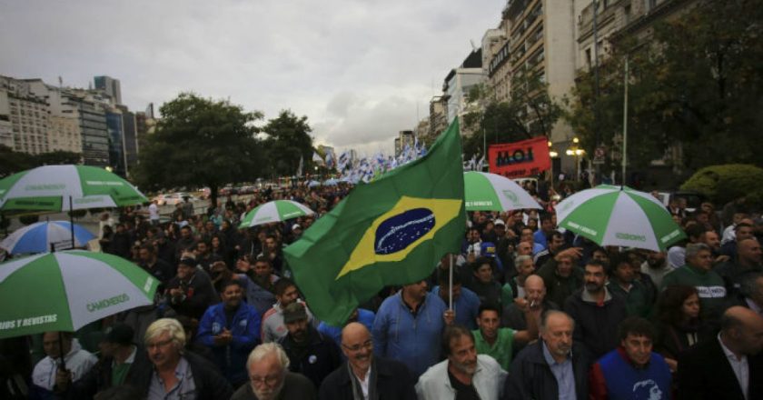 Gremios de todas las centrales movilizaron a la Embajada: «No fue solamente un intento de golpe en Brasil sino un un mensaje para todos los países de la región»