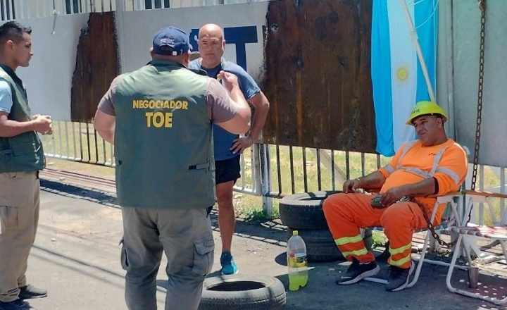 Desesperación en Rosario: trabajadores portuarios despedidos se encadenan y amenazan con prenderse fuego