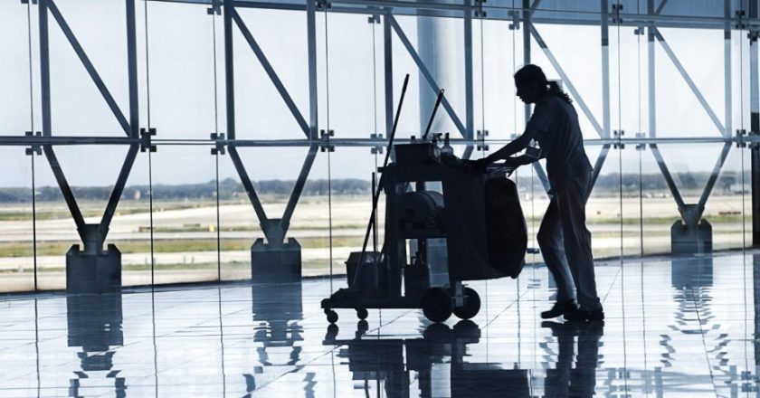 Denuncian que la tercerizada de Aerolíneas Argentinas en maestranza Uadel paga sueldos miserables y adeuda meses de aportes a obras sociales