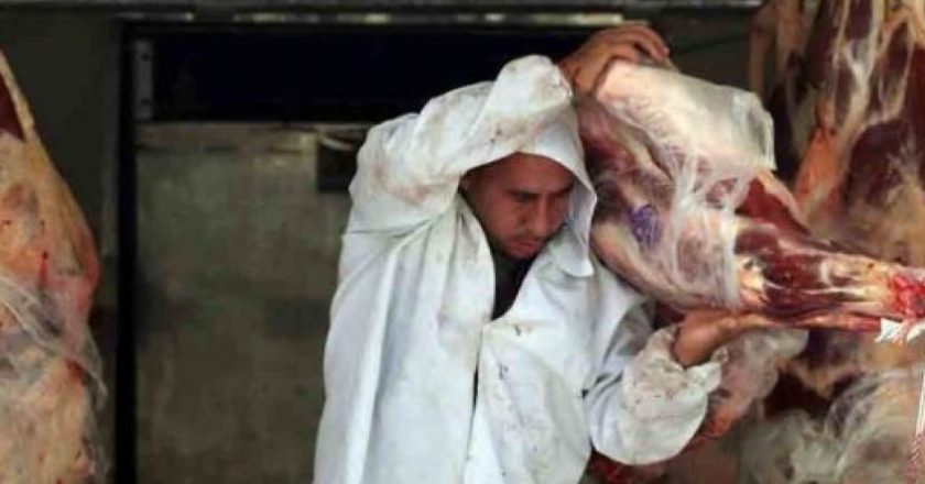 Los trabajadores de la carne le exigen a los empresarios que cumplan con la ley que impide el «hombreo» de más de 32 kilos y se declararon en Estado de Alerta