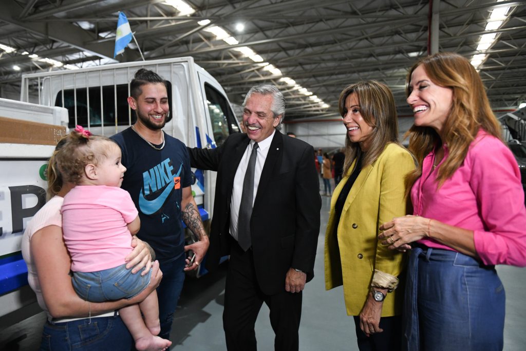 Alberto entregó herramientas a trabajadores de la economía social y destacó la reducción de la desocupación