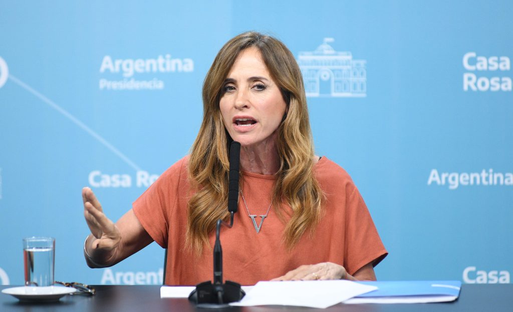 Tolosa Paz presentó un plan para que 770 mil beneficiarios del Potenciar Trabajo finalicen estudios y se cruzó con el gremio de las organizaciones sociales