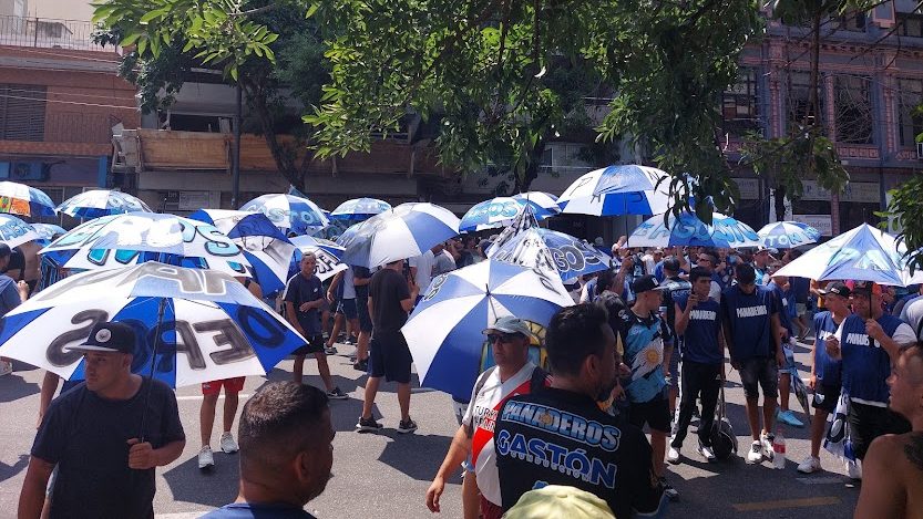 Más de 300 panaderos protestaron en la sede del sindicato de Capital y lo acusaron de ser cómplice del despido persecutorio de un trabajador de la fábrica de "El Abuelo"