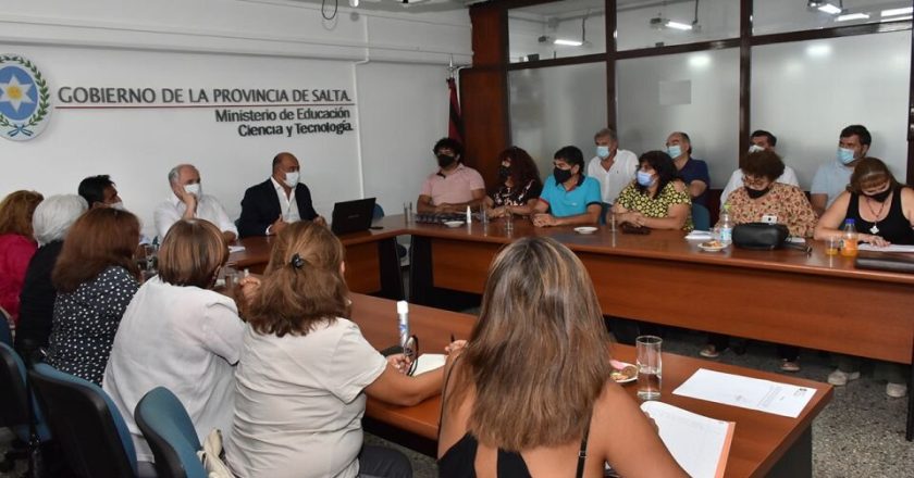 En sintonía con la paritaria nacional, el Gobierno salteño acordó con los docentes un incremento salarial del 35,5% escalonado hasta abril