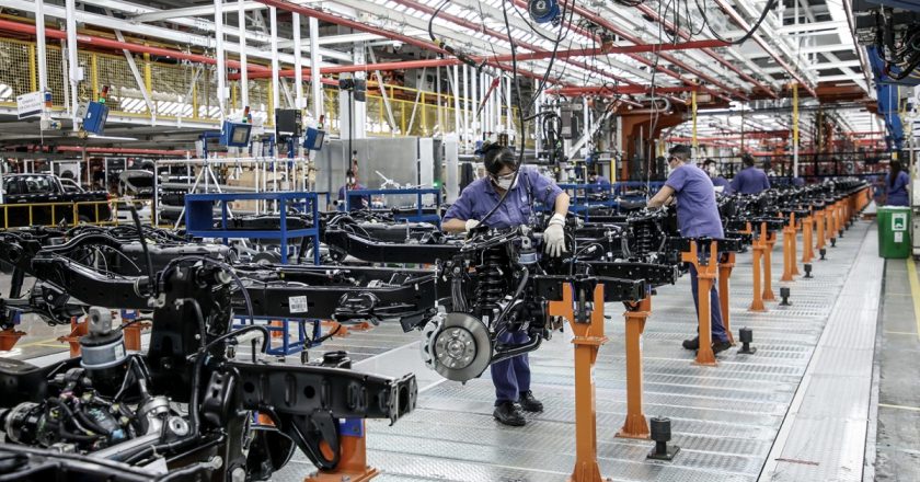 El empleo industrial crece hace 30 meses y sin embargo todavía está lejos de recuperar los 167 mil puestos de trabajo que se destruyeron durante el macrismo en el sector