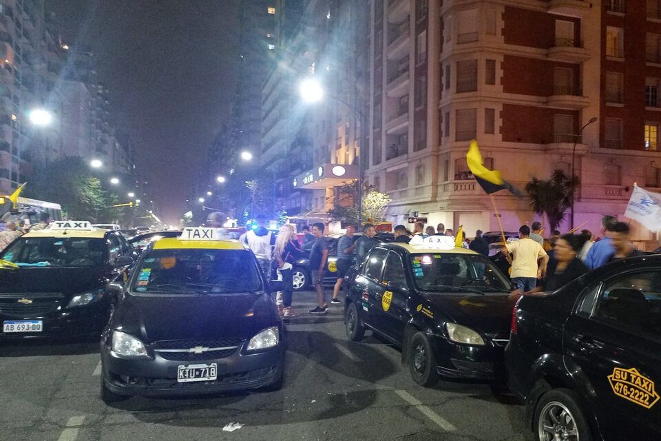 La presión no cede y los taxistas se manifestaron frente a los Estrella de Mar contra el ingreso de aplicaciones ilegales de transporte en Mar del Plata