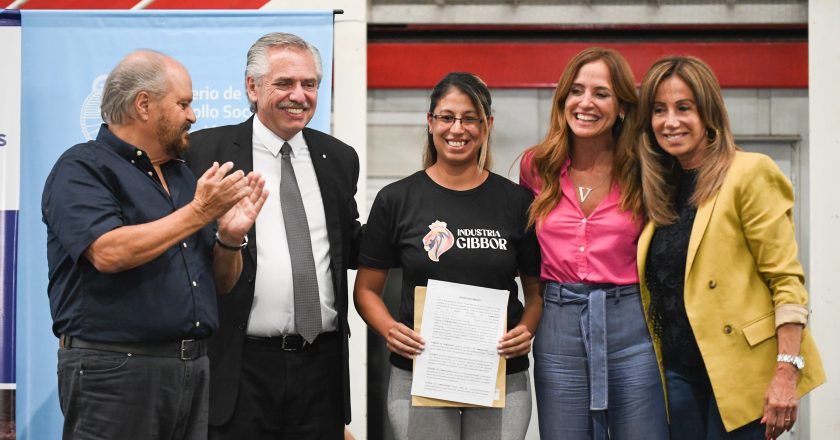 Alberto entregó herramientas a trabajadores de la economía social y destacó la reducción de la desocupación