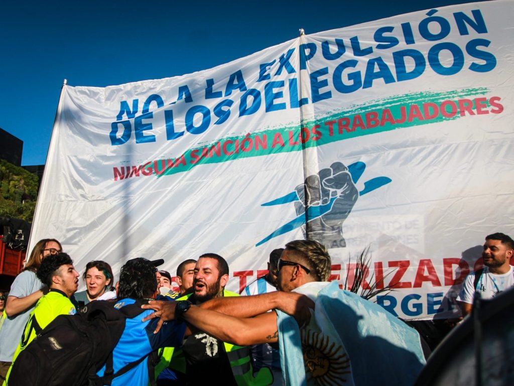 Trabajadores de una tercerizada de Aerolíneas Argentinas reclamaron la reapertura de las paritarias y denunciaron fraude en las elecciones de delegados de Upadep