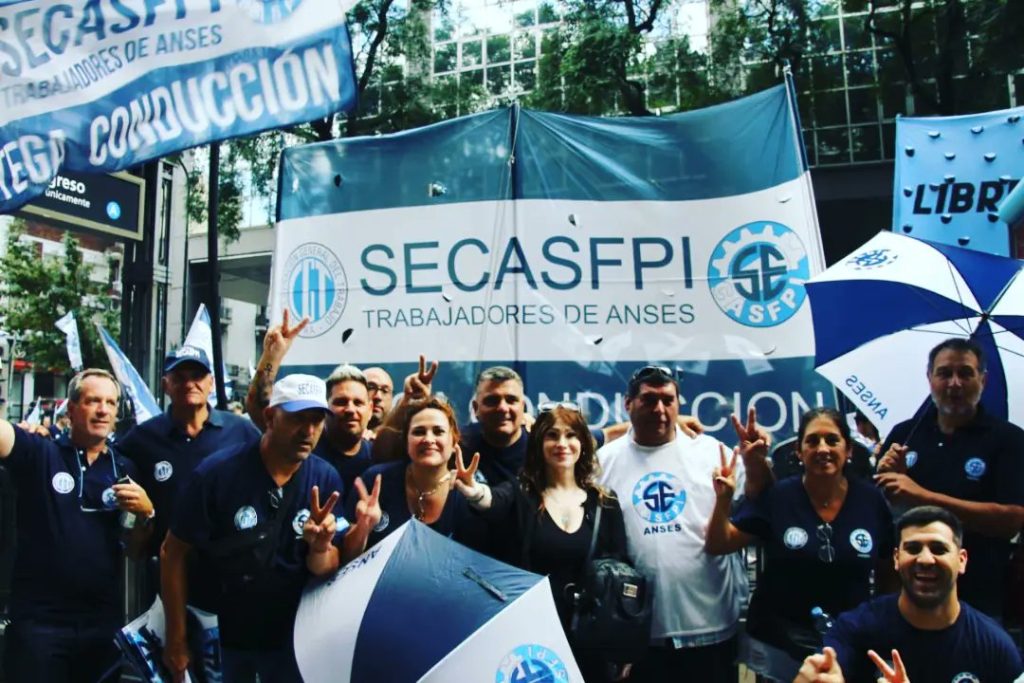 El gremio de la Anses empapeló las oficinas con afiches con la cara de los opositores que se negaban a votar la moratoria previsional y revolucionó el Congreso