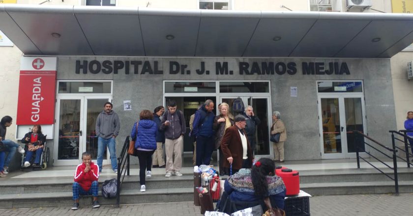 Denuncian que los familiares de los enfermos tienen que llevar ventiladores a las salas por la falta de refrigeración en el Hospital Ramos Mejía
