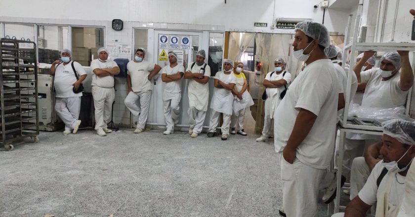 Paro y asamblea de los trabajadores de «Las Medialunas del Abuelo» y malestar por la ausencia del sindicato en el reclamo