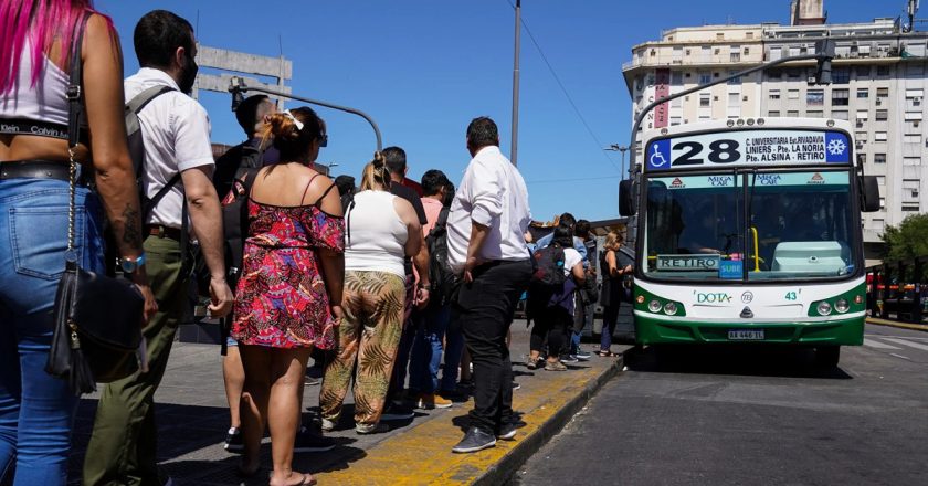 Roberto Fernández señaló que hay connivencia entre opositores de la UTA y la empresa DOTA: «Un grupito, que juega para ellos, cruzó los coches y no los podemos sacar»