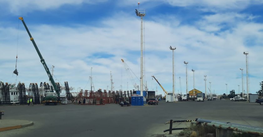 Portuarios paralizan Puerto Deseado por un reclamo de impuesto a las ganancias a la empresa Murchison