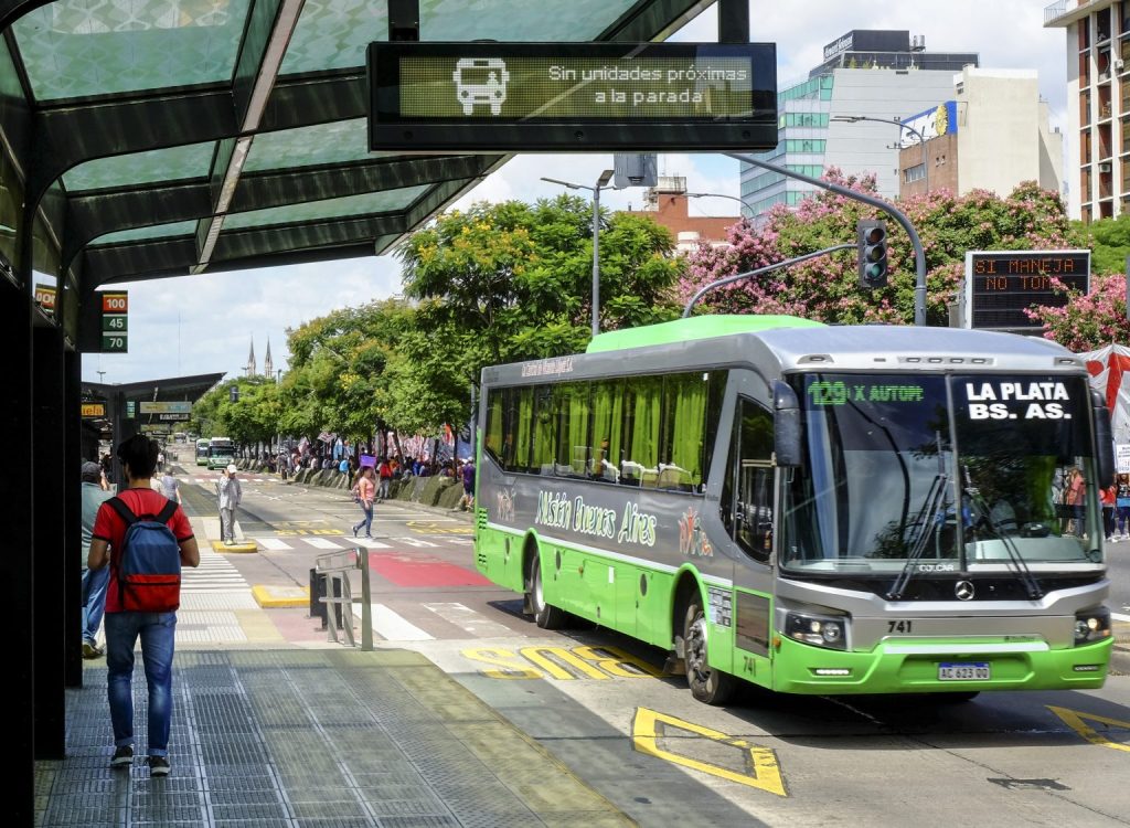 Bustinduy amaga con volver a parar los colectivos y Olmos amenaza con quitarle la concesión a DOTA por respaldarlo