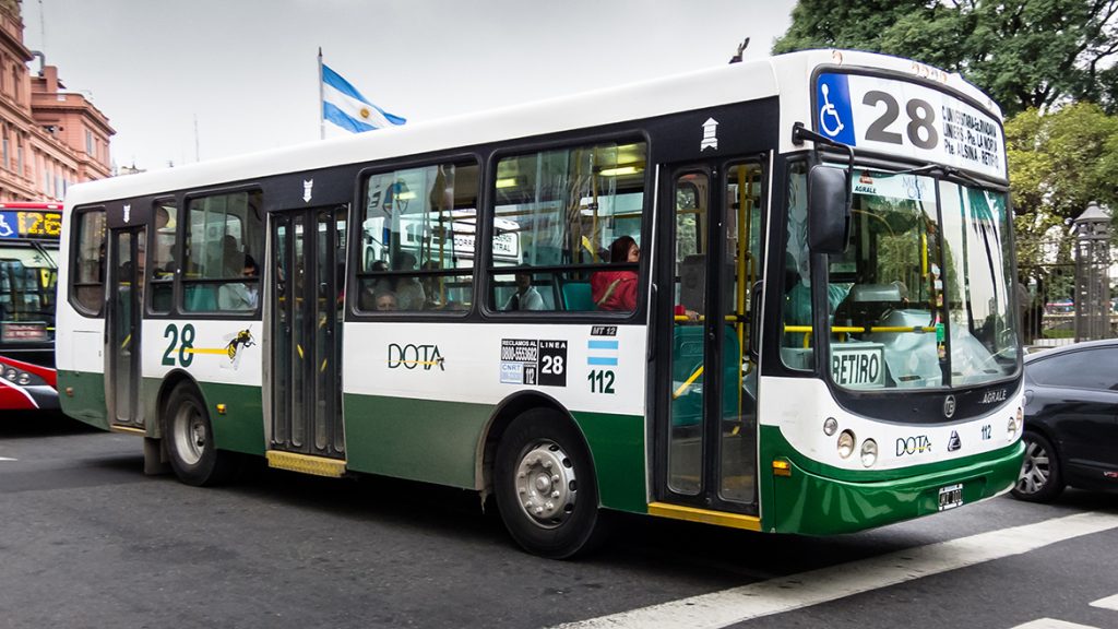 #AHORA La oposición a Roberto Fernández en la UTA   lanzó un paro que amenaza con parar buena parte del transporte de la zona metropolitana mañana por la mañana