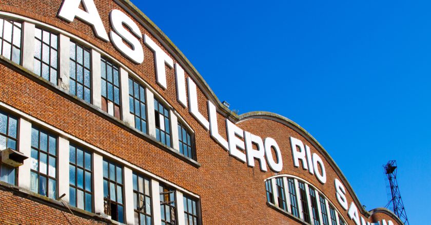 Trabajadores del Astillero Rio Santiago celebraron la firma de un acuerdo para construir buques navales