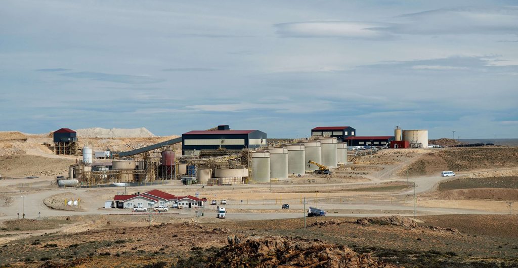 Ante el anuncio de cierre, trabajadores tomaron una mina en Santa Cruz: "El 90% del motor económico de la localidad tiene relación directa con la empresa"