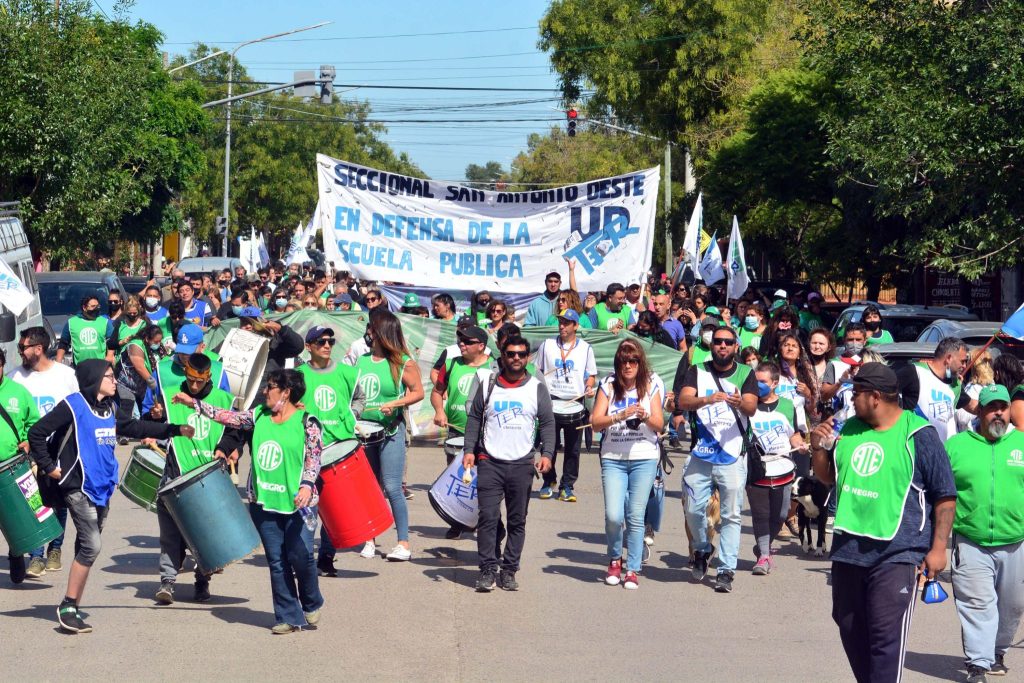 El Gobierno de Río Negro redobla la presión contra los paros docentes y anunció que deberán informar su asistencia en página web del Ministerio de Educación