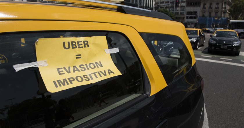 Peones de taxis enfurecidos con el presidente que los relacionó con «el curro»: «Nuestra tarea es humilde pero no precisamos ser serviles a ninguna empresa extranjera»