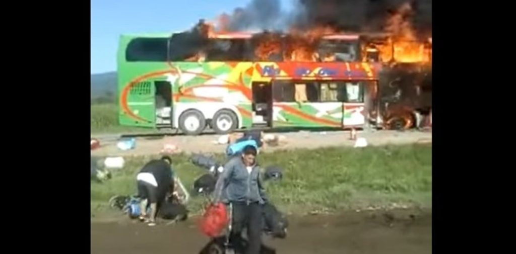Se incendió un colectivo que trasladaba trabajadores golondrinas que volvían de Mendoza a Tucumán