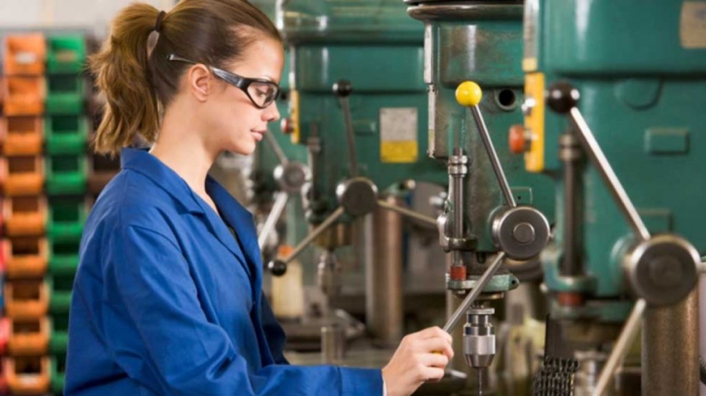 En 2022, las mujeres alcanzaron una tasa de actividad histórica aunque persisten brechas de género en el mercado de trabajo