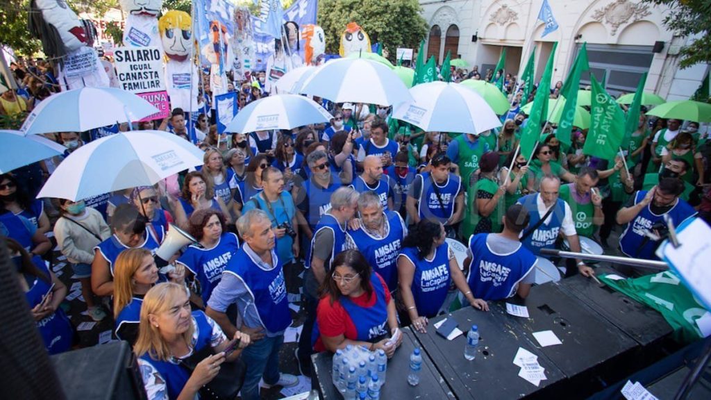 Fuerte huelga de docentes y profesionales de la salud santafesinos pone en jaque la política salarial de Perotti