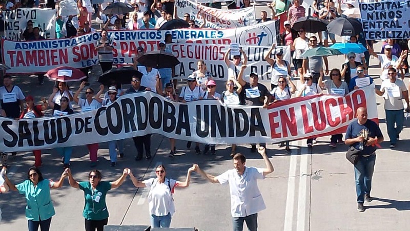 Un nuevo paro por salarios complica la atención en la salud pública de Córdoba