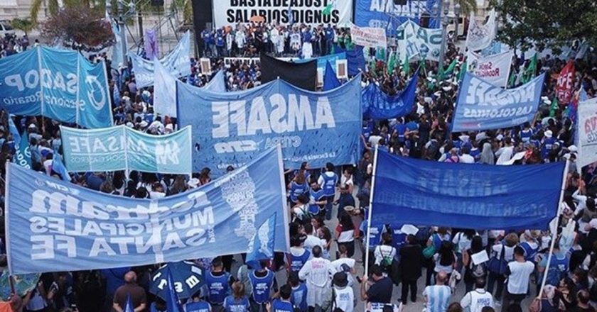 Fuerte huelga de docentes y profesionales de la salud santafesinos pone en jaque la política salarial de Perotti