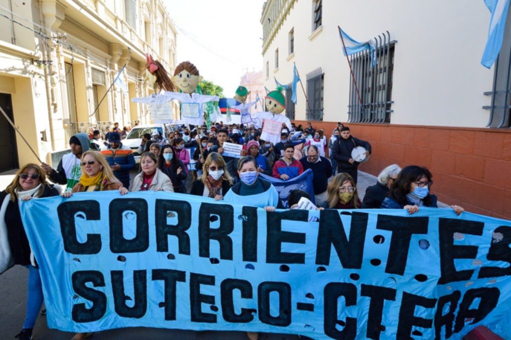 Pararon los docentes en Corrientes y el Gobierno provincial anunció el descuento de los días no trabajados