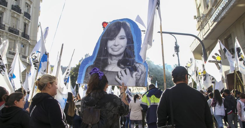 Hugo Yasky y Vanesa Siley fueron oradores de la multitud que reclamó frente Tribunales por CFK y contra la «mafia judicial»