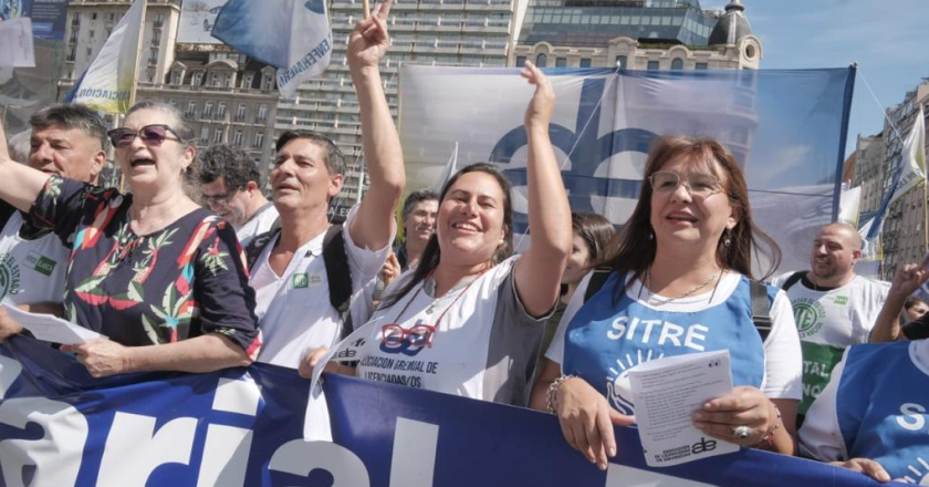 Trabajadores de la salud protestaron frente al Ministerio porteño del área por los recortes salariales a la enfermería en los Cesacs