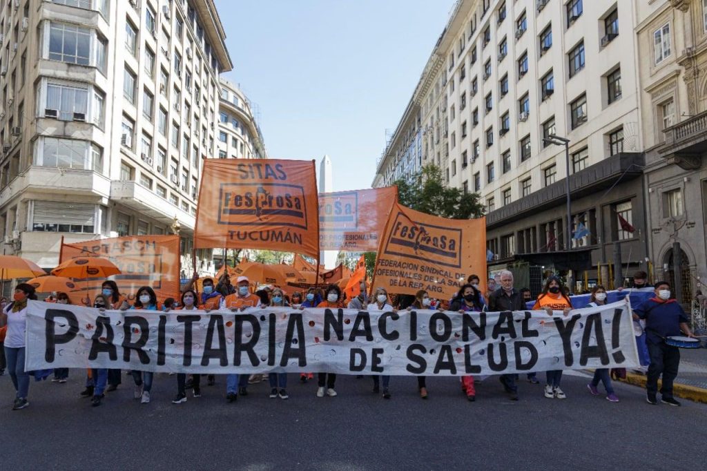 
Los profesionales de la salud denuncian salarios por debajo de la línea de la pobreza y ratifican protestas y paros en todo el país
