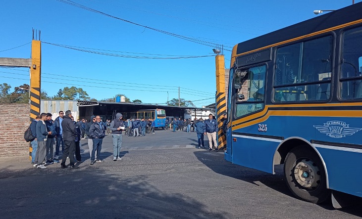 Suben a robar a otros dos colectivos en Isidro Casanova y siete líneas paran en reclamo de seguridad