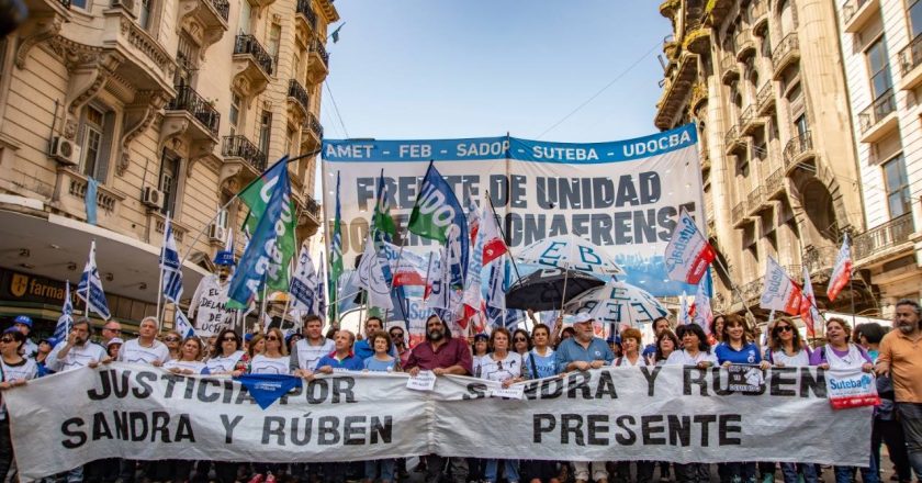 Los gremios docentes bonaerenses solicitaron la aplicación de cláusula de revisión salarial