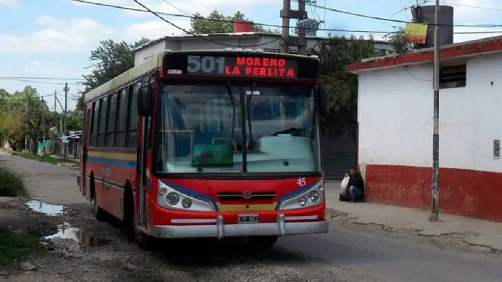 Trabajadores de la empresa de colectivos La Perlita paralizan el servicio por el robo y agresión a un chofer