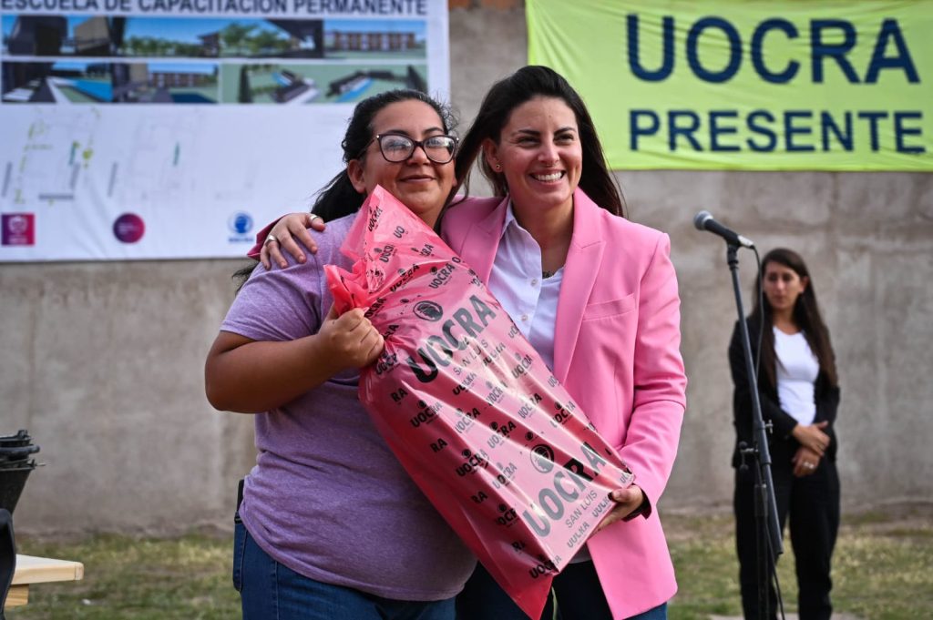 En la sede de la UOCRA, entregaron indumentaria de trabajo y cascos a mujeres constructoras