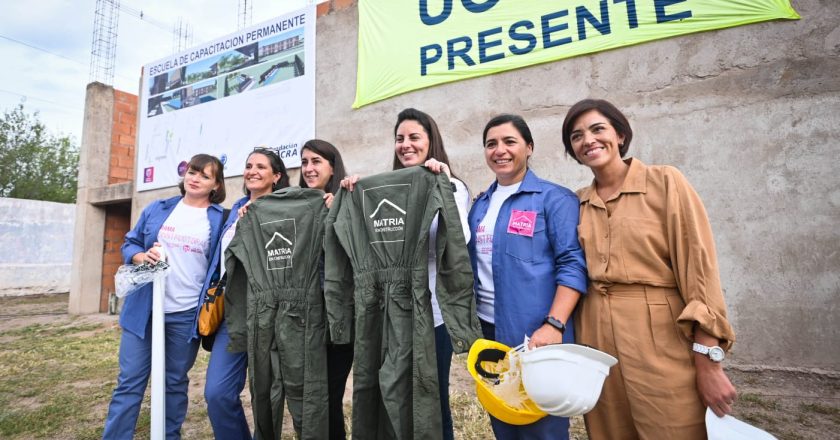 En la sede de la UOCRA, entregaron indumentaria de trabajo y cascos a mujeres constructoras