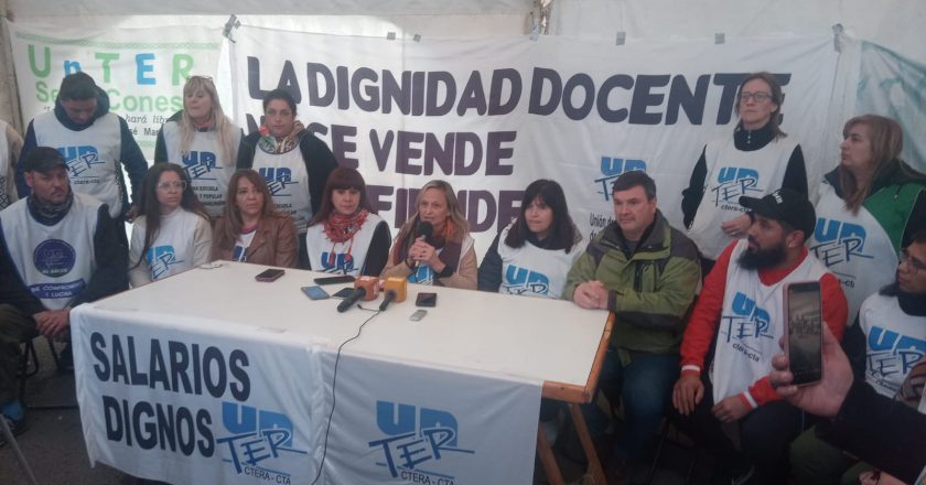 Los docentes aceptaron la propuesta salarial del gobierno en Río Negro y ahora el conflicto se centra en los descuentos por los días de paro