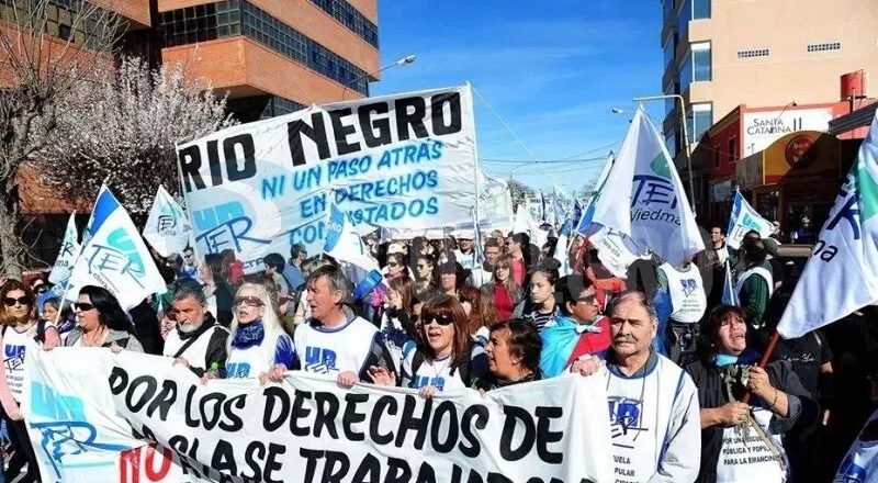 El gobierno rionegrino ofreció un aumento salarial del 16% que se pagará en abril para destrabar el conflicto con los docentes y estatales