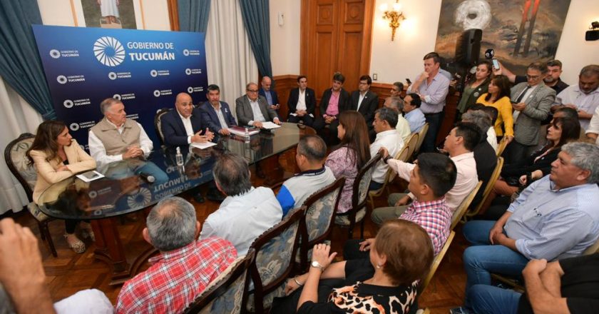 Manzur anunció un aumento adicional del 8% y un bono de 20 mil pesos para los trabajadores estatales tucumanos