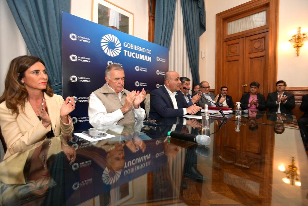 Manzur anunció un nuevo aumento del 8% y un bono de 20 mil pesos para los trabajadores estatales tucumanos