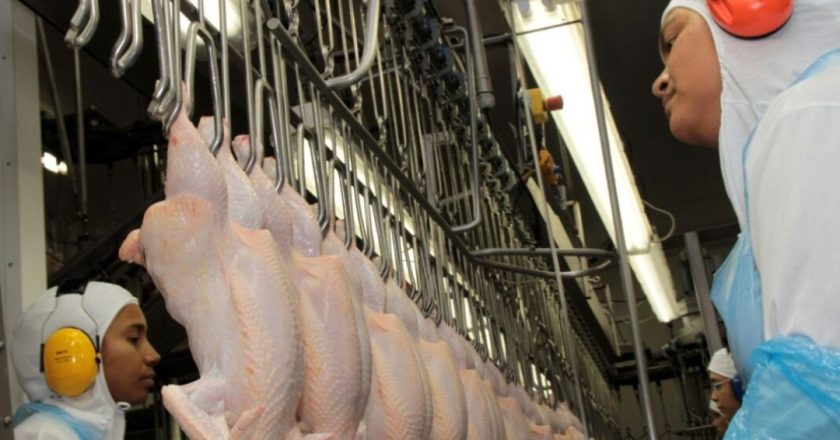 Gremio de la carne acordó un aumento trimestral del 30,8% para los trabajadores de la rama avícola