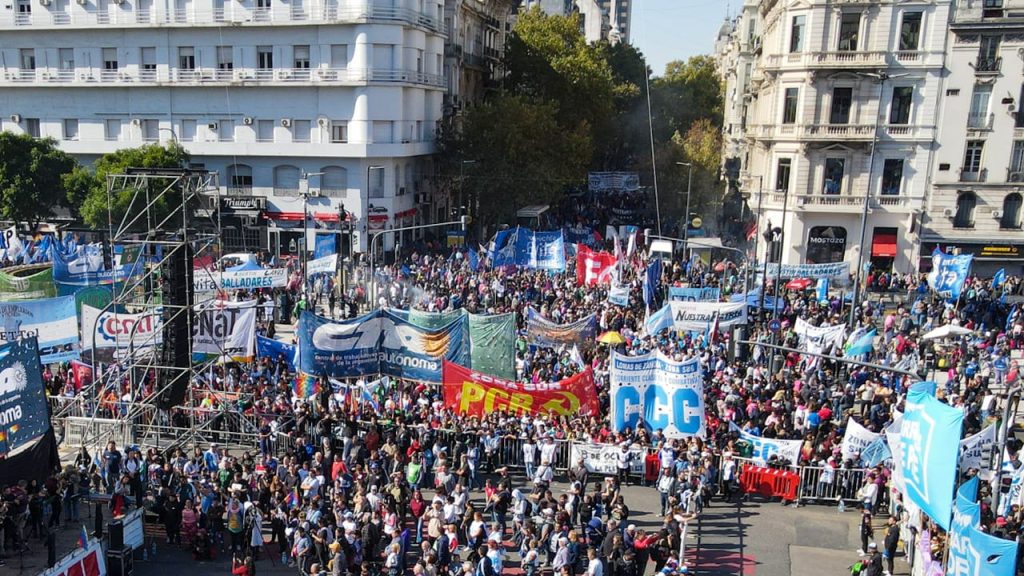 "Tendremos que seguir luchando hasta que erradiquemos las imposiciones del FMI que buscan condenar a generaciones enteras", sostuvo Godoy en el acto del 1° de Mayo