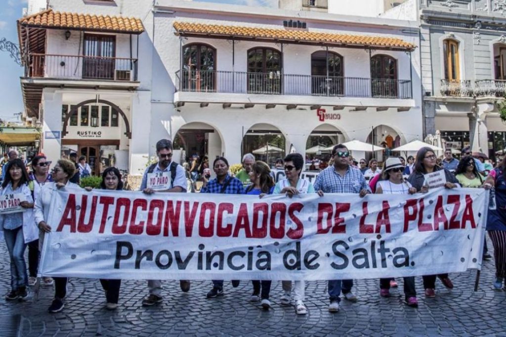 Docentes autoconvocados salteños siguen con medidas de fuerza y denuncian la detención de varios trabajadores