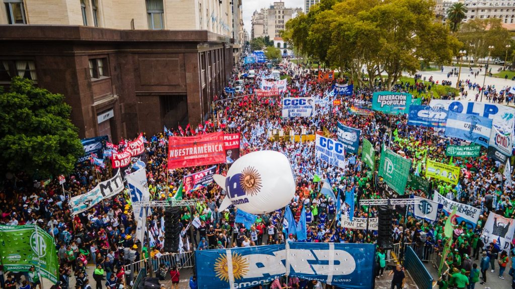 Las organizaciones sociales oficialistas y opositoras cierran filas y anuncian un plan de lucha conjunto contra el "ajuste que propone el FMI"