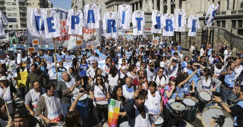 Se masifica el reclamo, y los docentes también se suman al pedido de reapertura de paritarias