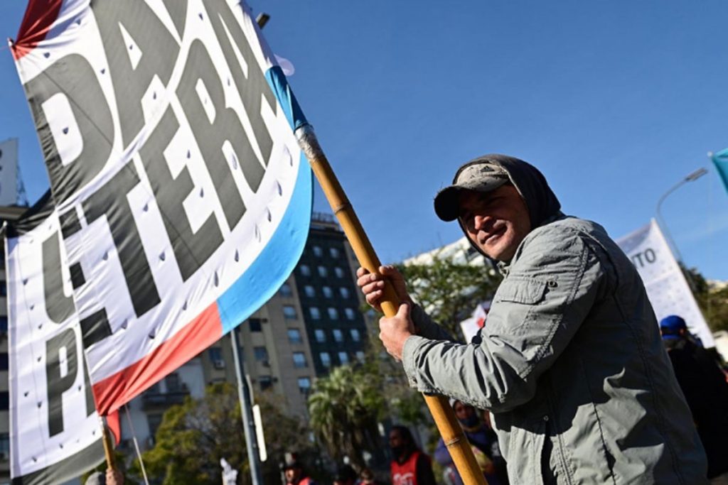 Los piqueteros marcharon al Ministerio de Desarrollo Social y el viernes se reúnen con funcionarios por "el ajuste a comedores"